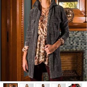 Gimmicks by BKE Textured Velvet Tunic Shirt